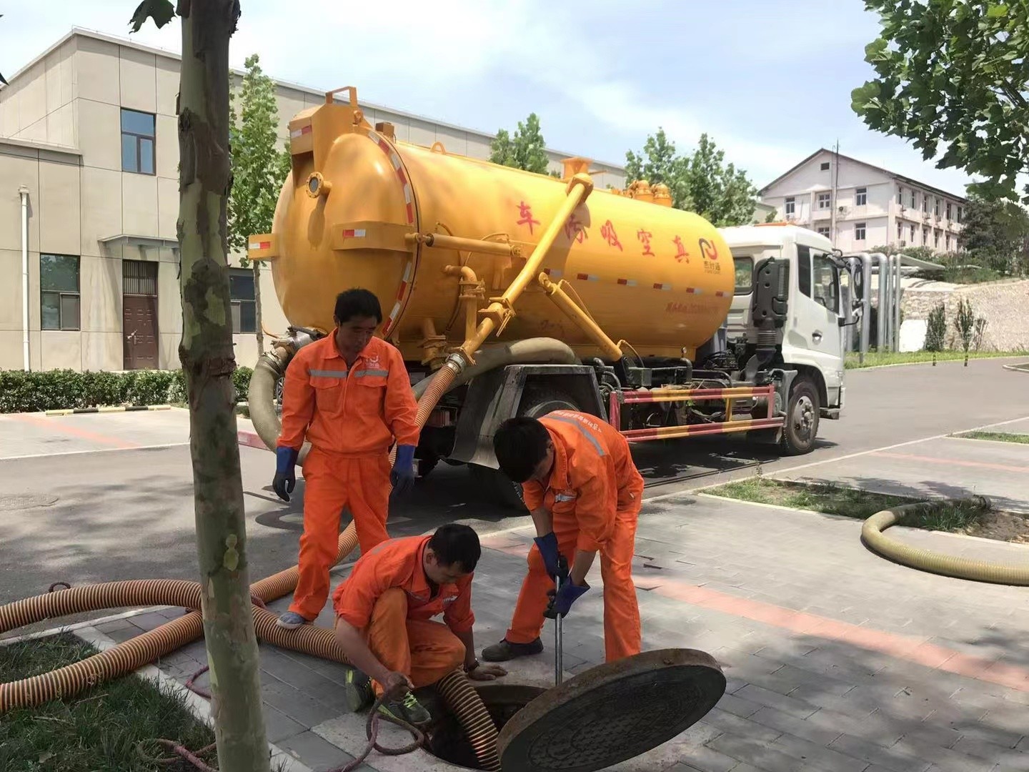 玉田管道疏通车停在窨井附近