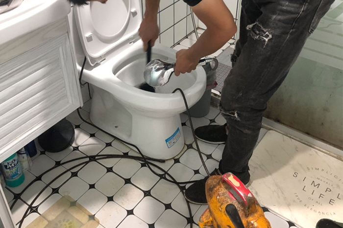 玉田马桶堵塞自己疏通还是找师傅？专业上门服务让你省时更省心